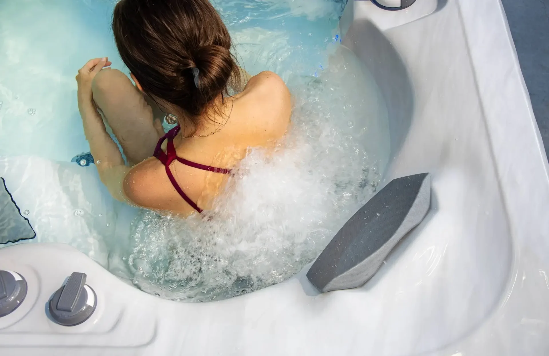 master spas Twilight 8.2 Lifestyle woman sitting in the neck and shoulder seat